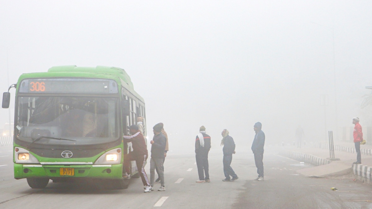 Delhi Sees Season's Longest Zero Visibility Spell, Over 400 Flights Hit As Dense Fog Blankets City