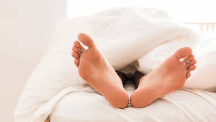 কেন এমন হয় ? জানেন কি এই পা ঠাণ্ডা থাকা অনেক ধরনের রোগের লক্ষণ হতে পারে। প্রথম কারণ হপ্তে পারে রক্ত সঞ্চালনে সমস্যা।