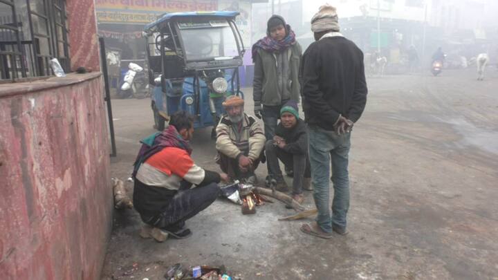 कोहरे ने वाहनों की रफ्तार पर ब्रेक लगा दिया. शहर और बाहरी इलाकों में विजिबिलिटी महज 10 से 20 मीटर तक रही. गलन ने लोगों की कंपकंपी छुड़ा दी है. लोग जगह जगह अलाव जलाकर सर्दी से राहत पाने का प्रयास करते नजर आए.