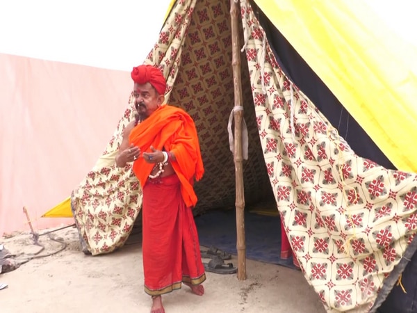 Maha Kumbh 2025: ৩২ বছর ধরে স্নান করেননি, ৪ ফুট উচ্চতার এই সাধুকে দেখতেই কুম্ভমেলায় বাড়ছে ভিড়