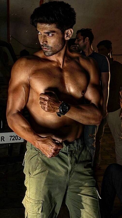 पत्नी को एक्टर ने बताया भगवान, बोले रोज छूता हूं बीवी और बेटियों के पैर