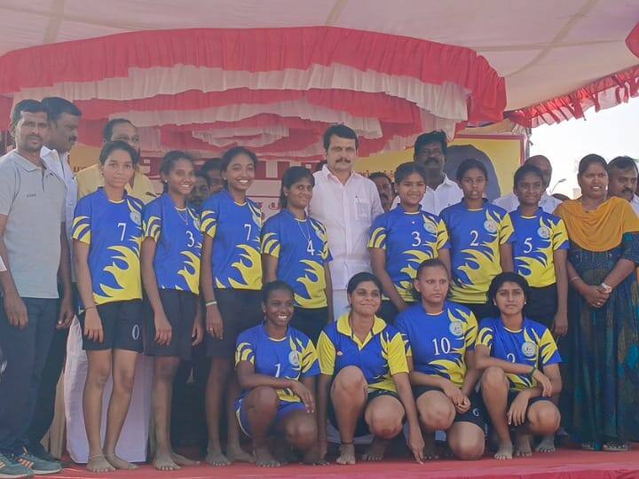 Senthil Balaji ; போட்றா தம்பி பந்தை! வாலிபால் விளையாடிய  அமைச்சர். கை தட்டி வரவேற்ற மாணவர்கள்