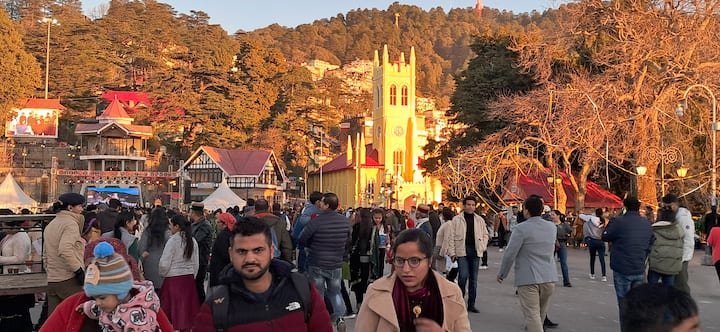 शिमला में शनिवार को दिन भर धूप छाई रही. लोगों ने सर्दी के इस मौसम में धूप का भी खूब आनंद उठाया. बाहरी राज्यों से सैलानी यहां अपने परिवार के लोगों के साथ घूमने के लिए पहुंचे हुए हैं.