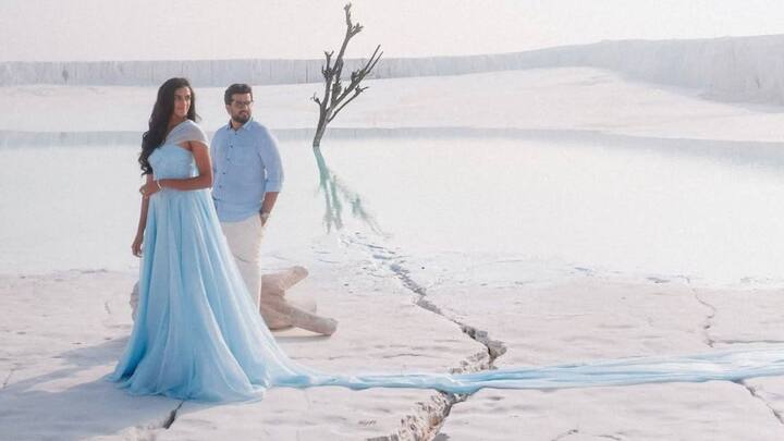 রং মিলিয়ে পোশাক পরেছেন তাঁর স্বামী বেঙ্কট। পিছনে পাতাহীন ন্যাড়া গাছ যেন আরও বেশি সিনেমাটিক করে তুলেছে ফ্রেমকে।