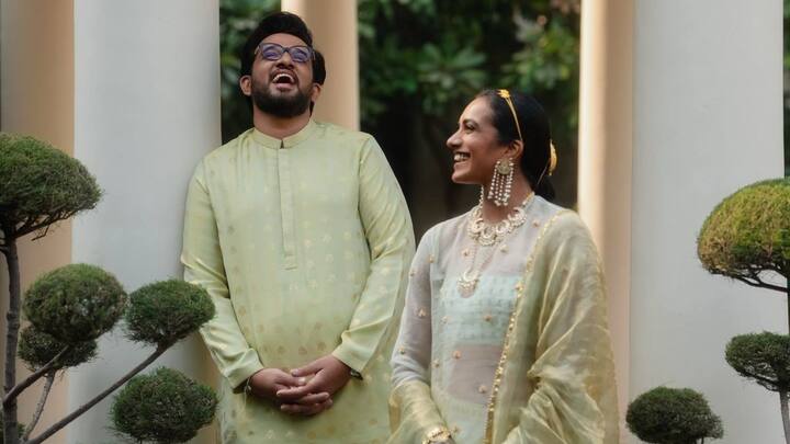 বেঙ্কট পরেছিলেন মাসাবার ডিজাইন করা দক্ষিণী ঐতিহ্যমণ্ডিত সরু সোনালি পাড়ের ঘিয়েরঙা ভেস্টি এবং সোনালি গোটাপত্তির কাজ করা হালকা সবুজ রংয়ের কুর্তা।