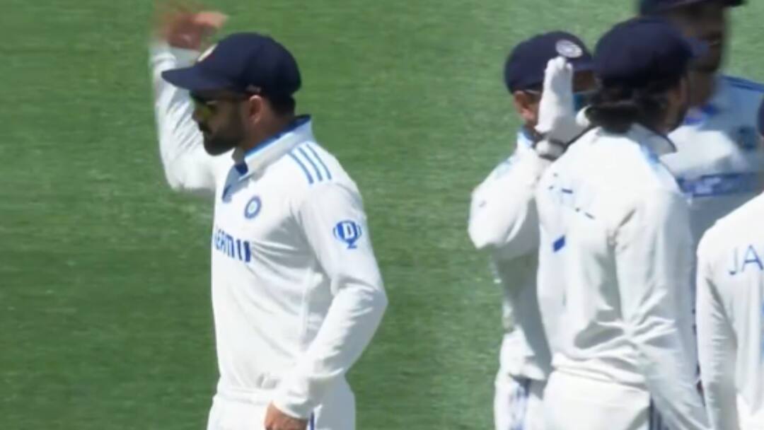 Watch: मोहम्मद सिराज ने चटकाया Sam Konstas का विकेट, फिर विराट कोहली ने जो किया... Mohammed Siraj took Sam Konstas wicket Virat Kohli asked crowd to cheer IND vs AUS 5th Sydney Test Watch: मोहम्मद सिराज ने चटकाया Sam Konstas का विकेट, फिर विराट कोहली ने जो किया...