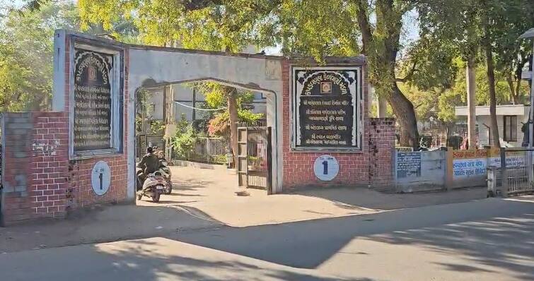 Government teacher gets angry after being caught giving tuition, threatens journalist ટ્યુશન કરાવતા આચાર્ય રંગે હાથે ઝડપાતા, પત્રકાર પર વિફર્યા, છૂટા હાથે કરી મારામારી જાણો શું છે ધટના