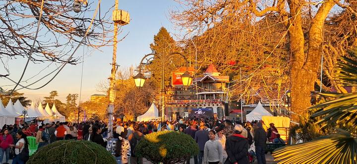 शिमला विंटर कार्निवाल के दौरान टाउन हॉल के नजदीक पहाड़ी संस्कृति देखने का मौका मिल रहा है. सैलानी यहां कलाकारों का पहाड़ी नाच देखे हैं और राज्य की संस्कृति से रूबरू होते हैं. यही नहीं, सैलानी कलाकारों के साथ नाटी भी डालते हुए नजर आ रहे हैं.