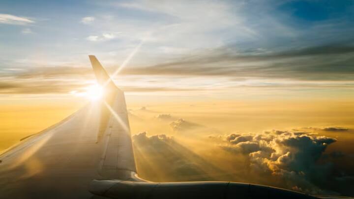 अब फर्ज किग आप 1 जनवरी को सुबह हांगकांग से उड़ान भर रहे हैं। अगर फ्लाइट इंटरनेशनल डेट लाइन लॉस एंजेलिस को पार करती है, तो वहां की तारीख 31 दिसंबर होगी। तो आपको भी ऐसा ही महसूस होगा कि आप एक दिन पीछे चले गए हैं।