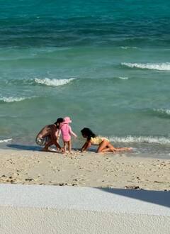 Priyanka Chopra: બીચ પર બિકીની પહેરીને મસ્તી કરતી જોવા મળી પ્રિયંકા, પતિ નિક અને પુત્રી સાથે કરી નવા વર્ષની ઉજવણી