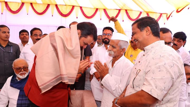 Devendra Fadnavis and Sambhaji Bhide : छगन भुजबळांसमोर मुख्यमंत्री देवेंद्र फडणवीसांनी घेतला संभाजी भिडेंचा आशीर्वाद