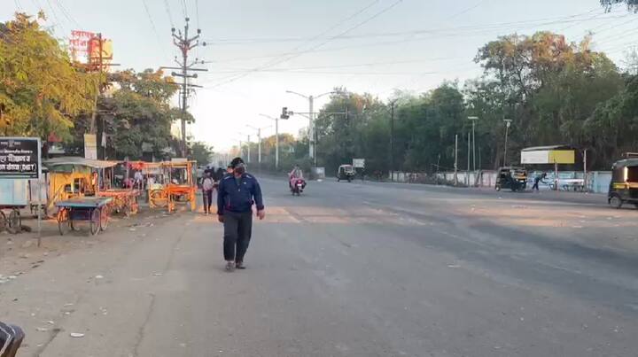 ग्रामीण भागामध्ये शेकोट्या पुन्हा एकदा पेटायला लागल्या असून शहरातही उबदार कपड्यांचा वापर वाढलाय