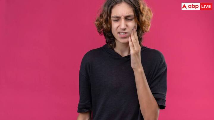 गर्दन के आसपास गांठ जैसा नजर आना. होंठ पर सूजन या घाव जो ठीक नहीं हो रहा है. निगलने में परेशानी या दर्द . बोलने में बदलाव  होना