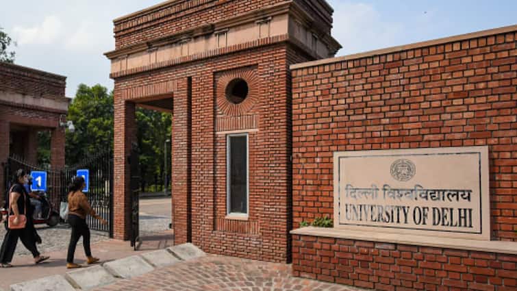 Delhi University Savitribai Phule college named after Veer Savarkar SFI protested raised questions ann 'वीर सावरकर के नाम पर DU का नया कॉलेज क्यों खोला गया?', SFI ने विरोध जताते हुए किया सवाल
