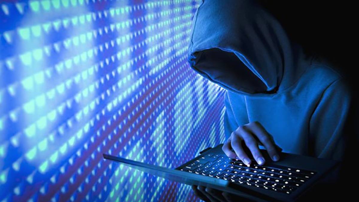 Cyber Crime News: आयकर विभागाच्या सेवानिवृत्त महिलेला सायबर चोरट्यांनी लुबाडले; 25 लाख रुपयांची फसवणूक, मनी लॉड्रींगचं नाव घेतलं अन्...