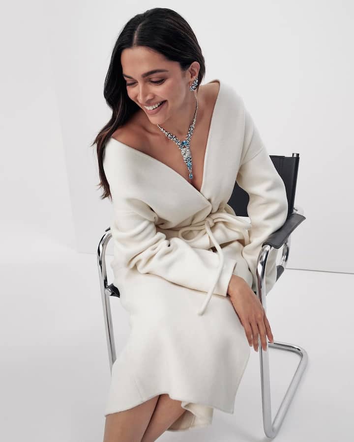 दीपिका पादुकोण बेंगलुरू में पली-बढ़ी हैं. लेकिन बहुत कम लोग जानते हैं कि एक्ट्रेस का जन्म विदेश में हुआ था. दीपिका डेनमार्क की राजधानी कोपेनहेगन में जन्मी थीं और 11 महीने की उम्र में भारत शिफ्ट हो गई थीं.