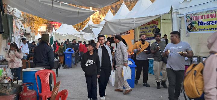 सैलानी यहां आकर न सिर्फ खूबसूरत मौसम का मजा ले सकते हैं, बल्कि पहाड़ों की संस्कृति से भी रूबरू हो सकते हैं. उन्होंने कहा कि इन दिनों टूरिज्म सीजन पीक पर है और सैलानी बड़ी संख्या में पहाड़ों का रुख कर रहे हैं.