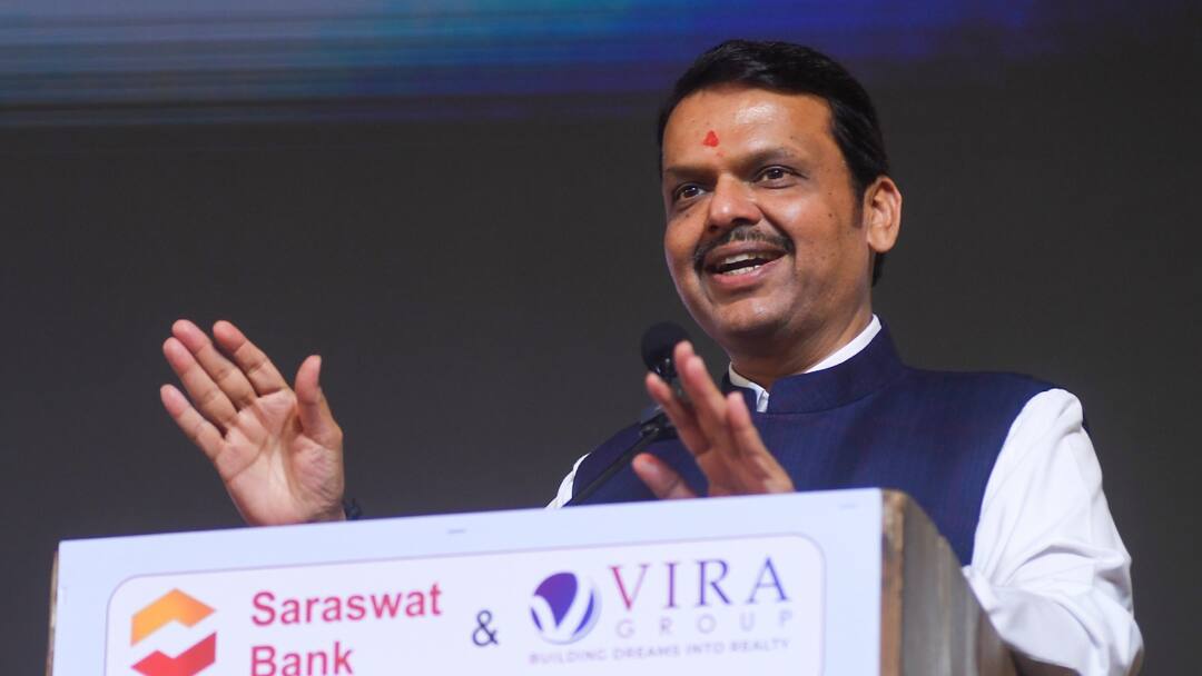 Sanjay Raut Praised Devendra Fadnavis in Saamana on Work For Development in Gadchiroli Uddhav Thackeray Maharashtra Politics उद्धव की सेना ने 'देवा भाऊ' पर लुटाया प्यार, शिंदे से जारी तकरार! जानें क्या है माजरा