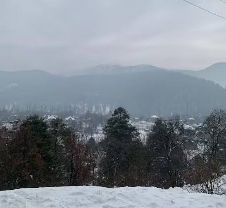 જમ્મુ-કાશ્મીરના શ્રીનગરથી 35 કિલોમીટરના અંતરે સ્થિત બારામુલ્લા જિલ્લાનો તંગમાર્ગ વિસ્તાર આ દિવસોમાં બરફની ચાદરથી ઢંકાયેલો છે. હવામાન વિભાગના જણાવ્યા અનુસાર ગઈકાલે અહીં લઘુત્તમ તાપમાન -4.6 ડિગ્રી સેલ્સિયસ નોંધાયું હતું.