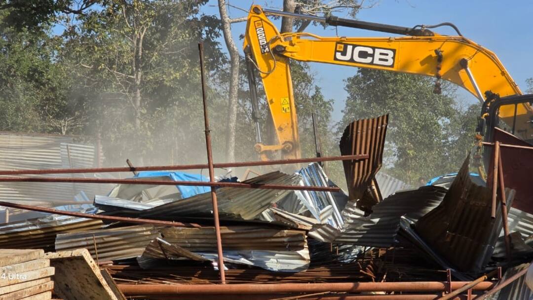 बीजापुर में पत्रकार मर्डर केस में ठेकेदार के खिलाफ बुलडोजर एक्शन, 3 आरोपी गिरफ्तार Bijapur Journalist Mukesh Chandrakar Murder Case Bulldozer Action Illegal Construction of Contractor Suresh Chandrakar बीजापुर में पत्रकार मर्डर केस में ठेकेदार के खिलाफ बुलडोजर एक्शन, 3 आरोपी गिरफ्तार