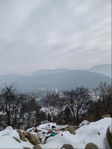 टंगमर्ग से गुलमर्ग जा रही जिन गाड़ियों के पहिए में चैन और रस्सी बंधी हैं, उन्हीं गाड़ियों को आगे जाने की इजाजत मिल रही है. जबकि बिना चैन लगी गाड़ियों को वापस भेज दिया जा रहा है.