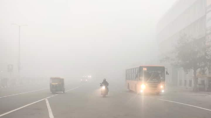 Rajasthan Weather: राजस्थान के कई जिले घने कोहरे की गिरफ्त में हैं. आज भी धूप के लिए तरसते नजर आए. विजिबिलिटी कम होने से दिन में भी वाहन चालकों को लाइट के सहारे सफर करना पड़ रहा है.