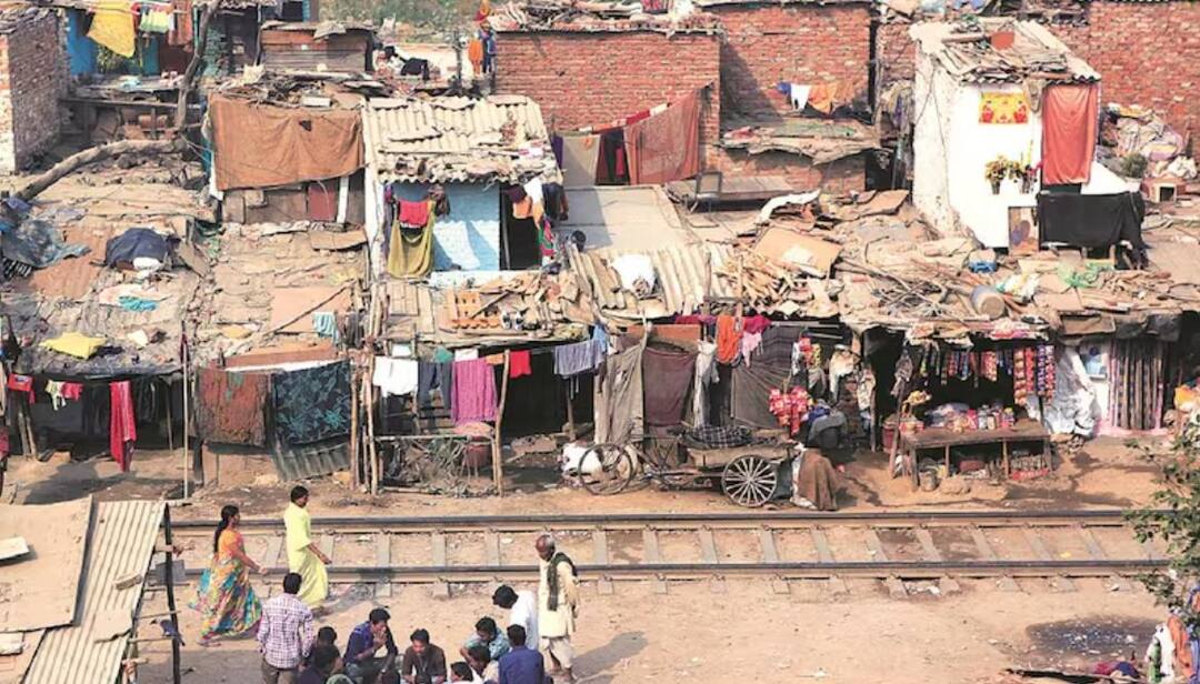 Poverty in villages is decreasing rapidly SBI report makes a big revelation Rural Poverty: खेड्यापाड्यातील गरिबी झपाट्यानं होतेय कमी, SBI च्या अहवालात मोठा खुलासा