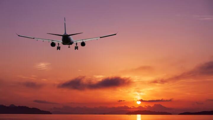 बता दें कि काथे पैसिफिक की उड़ान CX880 1 जनवरी 2025 को हांगकांग से उड़ान प्रतियोगिता 31 दिसंबर 2024 को आप लॉस एंजिल्स में लैंड कर गए थे। यह ठीक ही पढ़ने में अजीब है, लेकिन इसके पीछे का कारण अंतर्राष्ट्रीय तिथि रेखा है।