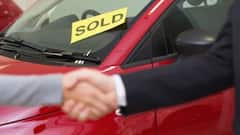 क्या गाड़ी बेचने के साथ फास्टैग भी हो जाता है ट्रांसफर? जान लीजिए नियम