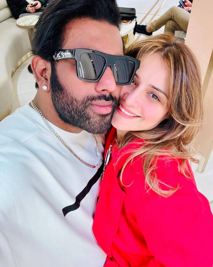 Arti shared romantic pictures with Dipak from their romantic getaway.