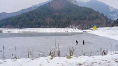 कश्मीर में कड़ाके की ठंड, घाटी में माइनस में तापमान, श्रीनगर में कई उड़ानें रद्द