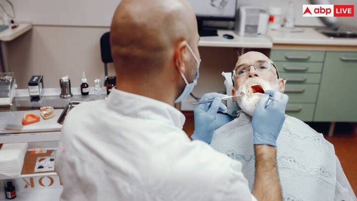 मसूड़ों, मुंह के ऊपरी सतह, टॉन्सिल और लार ग्रंथियों में भी ओरल कैंसर (Oral Cancer) की शुरुआत हो सकती है. इसका मुख्य कारण तंबाकू और शराब का सेवन है. मुंह के कैंसर के 80% से ज्यादा मामलों में रेडियोथेरेपी की जरूरत पड़ती है.