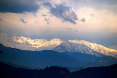 कश्मीर: सोनमर्ग में पहाड़ बर्फ से ढके, पर्यटकों को कर रहे आकर्षित, देखें तस्वीरें