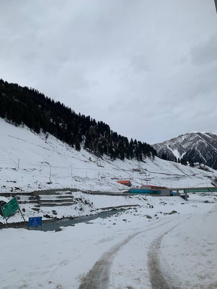 वहीं 11 जनवरी और 12 जनवरी को आसमान में बादल तो छाए रहेंगे लेकिन इसके साथ कुछ जगहों पर हल्की बर्फबारी की भी संभावना है. और इसके बाद 13 जनवरी से 15 जनवरी तक मौसम शुष्क रहेगा.