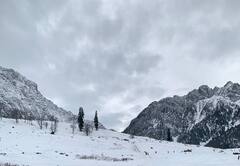 कश्मीर: सोनमर्ग में पहाड़ बर्फ से ढके, पर्यटकों को कर रहे आकर्षित, देखें तस्वीरें