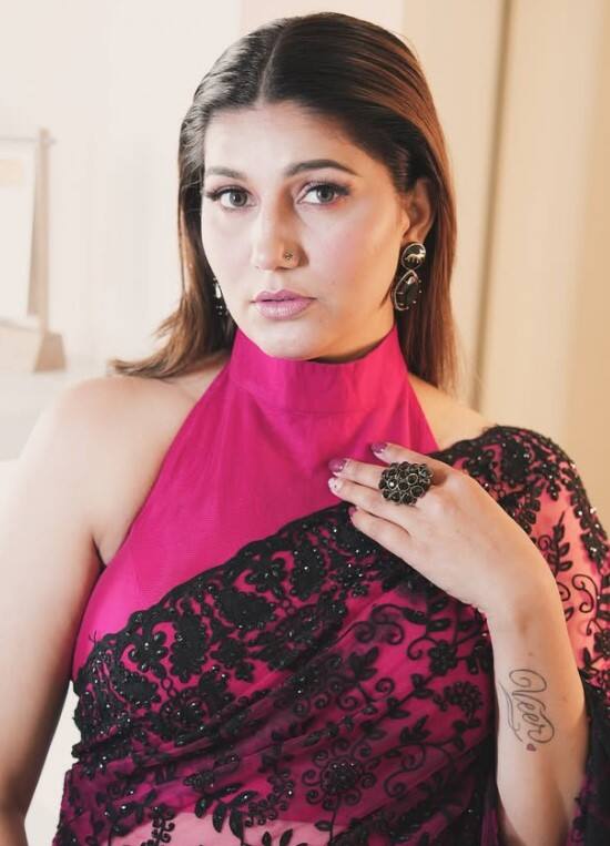 ਮਸ਼ਹੂਰ ਹਸਤੀ ਦੇ ਸੂਟ ਅੰਦਰ ਸ਼ਖਸ਼ ਨੇ ਹੱਥ ਵਾੜ੍ਹਿਆ, ਸਟੇਜ 'ਤੇ ਮੱਚੀ ਤਰਥੱਲੀ...