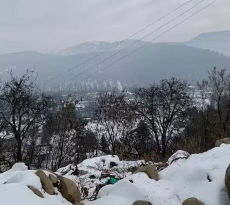 Jammu Kashmir Snowfall: હવામાન વિભાગના જણાવ્યા અનુસાર આગામી દિવસોમાં પણ કાશ્મીરના વિવિધ વિસ્તારોમાં હિમવર્ષા થશે. હવામાન વિભાગે કાશ્મીરમાં 3 થી 6 જાન્યુઆરી દરમિયાન હિમવર્ષા થવાની આગાહી કરી છે.