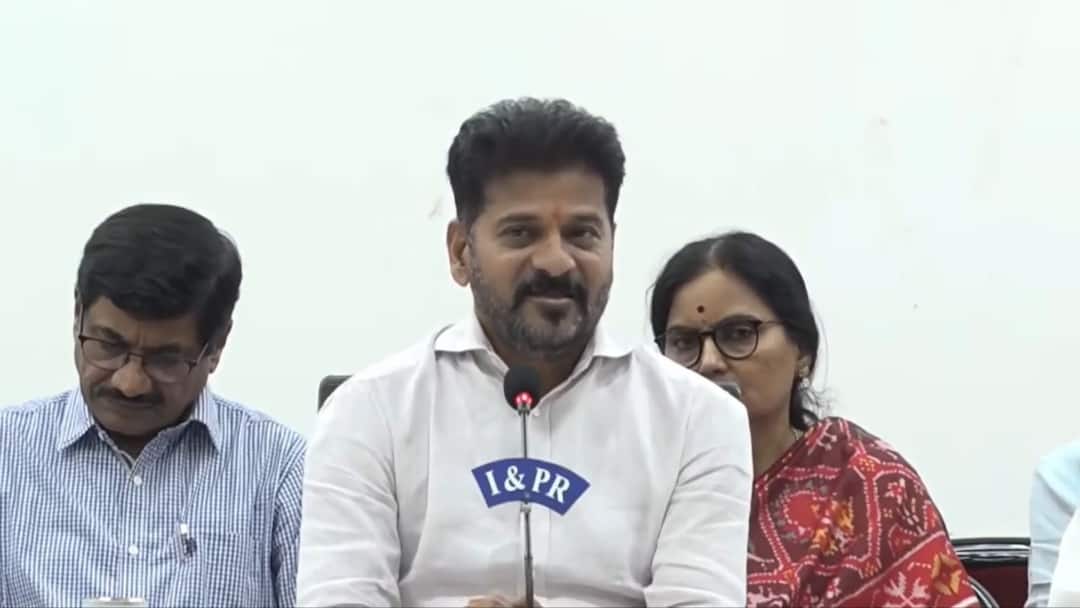 cm revanth reddy announcement on rythu bharosa and new ration cards CM Revanth Reddy: తెలంగాణ రైతులకు సీఎం రేవంత్ గుడ్ న్యూస్ - ఈ నెల 26 నుంచి రైతు భరోసా, కొత్త రేషన్ కార్డులపై కీలక ప్రకటన