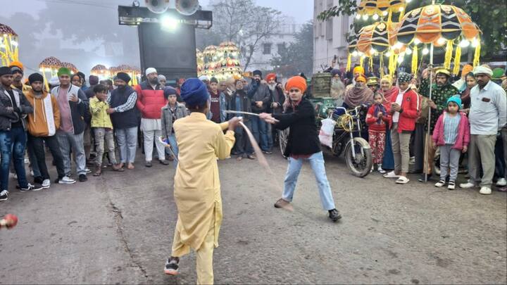 प्रकाश पर्व से पहले कल रविवार को नगर कीर्तन होगा जो गायघाट गुरुद्वारा से ग्रंथ साहब के साथ बड़े जुलूस के रूप में निकाला जाएगा. जो शाम तक हरमंदिर साहिब गुरुद्वारा पहुंचेगा.