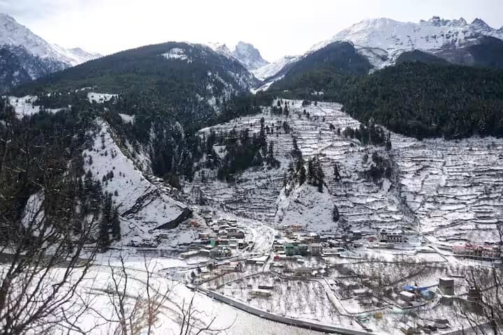 ऐसे में अगर आप श्रीनगर से गुलमर्ग तक का सफर करना चाहते हैं तो आपको सबसे पहले गुलमर्ग से 14 किमी नीचे तंगमर्ग में रुकना होगा और वहां आपको गाड़ियों के टायरों में चेन और रस्सियां ​​बांधनी होंगी.