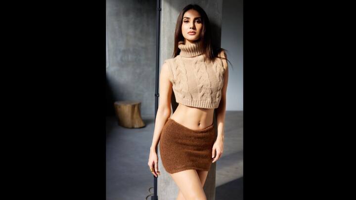 6. Vaani Kapoor: Vaani Kapoor effortlessly pulls of a fashionista look. She has paired a brown woolen mini skirt with a nude woolen top. The stunning outfit is perfect for cosy winter gatherings. The actress has perfectly blended warmth with style. (Image Source: Twitter/@filmfare)
