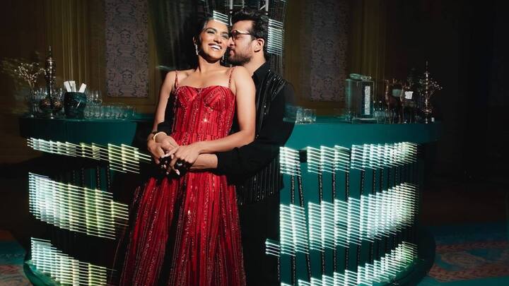 তথ্যপ্রযুক্তি সংস্থার উচ্চপদস্থ কর্মী বেঙ্কট দত্ত সাইয়ের (Venkata Datta Sai) সঙ্গে বিবাহ বন্ধনে আবদ্ধ হয়েছেন ব্যাডমিন্টন তারকা পি ভি সিন্ধু (PV Sindhu)।