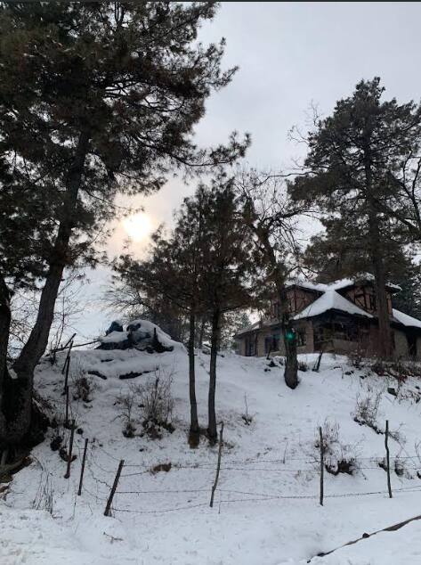 मौसम विभाग के मुताबिक, आने वाले दिनों में भी कश्मीर के अलग-अलग इलाकों में बर्फबारी होगी. मौसम विभाग ने कश्मीर में तीन जनवरी से लेकर छह जनवरी तक बर्फबारी का पूर्वानुमान लगाया गया है. खासकर चार जनवरी और पांच जनवरी को हल्की से माध्यम श्रेणी की बर्फबारी की संभावना है.