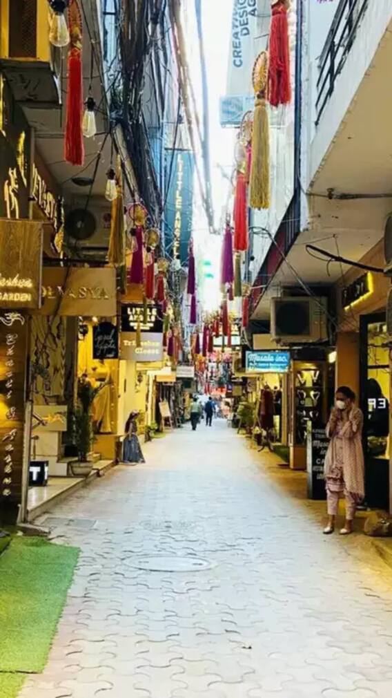 ये है दिल्ली का ऐतिहासिक गांव, जहां महंगे बाजारों की लगी होती है भीड़