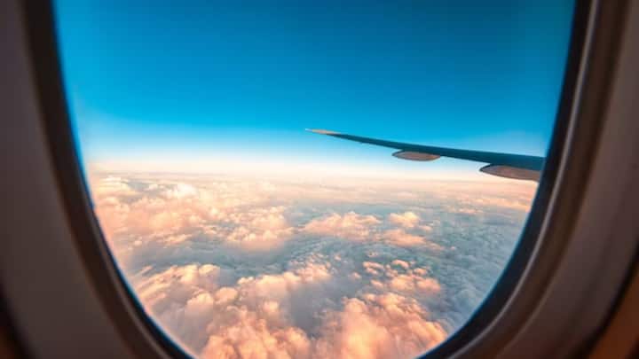 जब भी कोई उड़ान इस रेखा को काटती है, तो तारीख बदल जाती है। पश्चिम की ओर जाने की तिथि एक दिन आगे बढ़ती है तो वहीं पूर्व की ओर जाने की तिथि एक दिन पीछे चली जाती है।