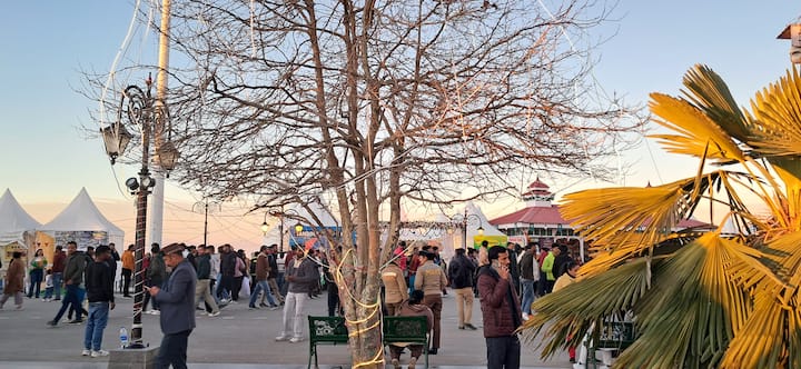 पहाड़ों की रानी में इन दिनों शिमला विंटर कार्निवल भी चल रहा है. यहां दिन भर सैलानी हिमाचल प्रदेश की संस्कृति को जानते हैं. शाम के वक्त रिज मैदान पर कार्निवल में सांस्कृतिक संध्या का आयोजन हो रहा है.