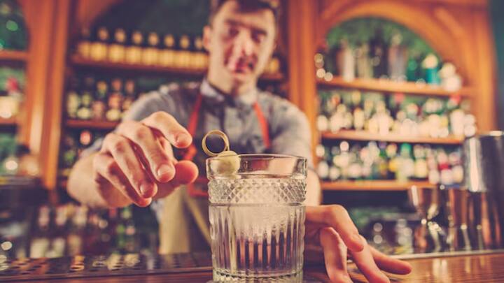 मौत की वजह ज्यादा अल्कोहल की मात्रा बताई  गई, जिससे उनके शरीर में जहर बन गया और उनके शरीर के मैन ऑर्गन डैमेज हो गए, जिसकी वजह से कांथी की तुरंत मौत हो गई. इसके बाद शर्त रखने वाले शख्स को पुलिस ने गिरफ्तार कर लिया है.