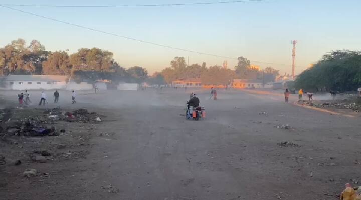 दुसरीकडे हरभरा आणि गव्हासाठी मात्र ही थंडी पोषक आहे.