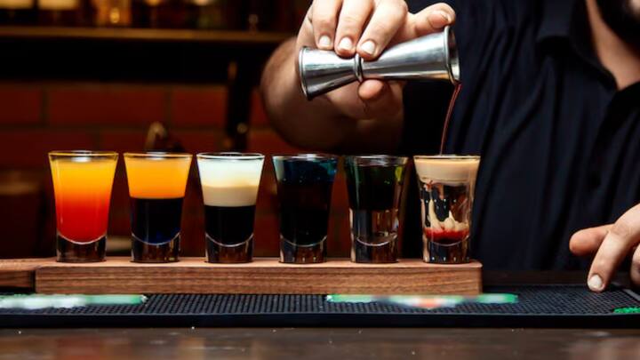 लोगों ने हूटिंग कर जोश बढ़ाया, और कांथी ने 20 मिनट से पहले ही दो बोतलें पी लीं. शर्त पूरी होने के बाद कांथी लड़खड़ाए और फर्श पर गिर पड़े.