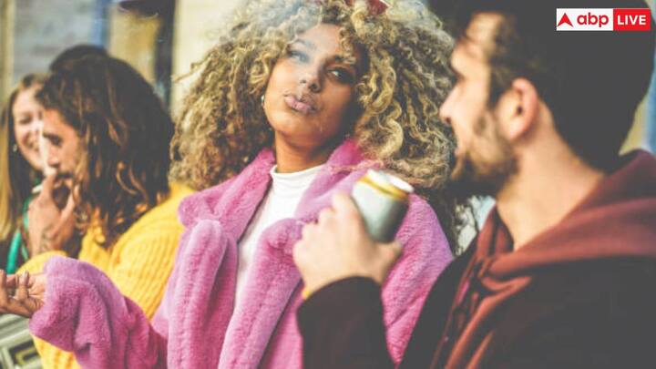 शराब और सिगरेट का पुरुषों और महिलाओं पर कई कारणों से अलग-अलग प्रभाव हो सकता है. महिलाएं पुरुषों की तुलना में शराब को ज़्यादा अवशोषित करती हैं और बनाए रखती हैं.जिससे ब्लड में अल्कोहल की मात्रा अधिक होती है और इसमें जहरीला पदार्थ अधिक होती है. ऐसा महिलाओं के शरीर में वसा और एस्ट्रोजन का स्तर अधिक होने और मेटाबोलाइज़िंग एंजाइम के कम स्तर के कारण होता है.